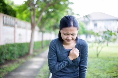 Die Symptome einer thorakalen Osteochondrose können denen eines Herzinfarkts ähneln